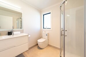 Shower, hair dryer, towels - Alpine Star - 3 Bedrooms A (Lake Tekapo)