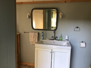 Regadera, jabón, papel de baño
