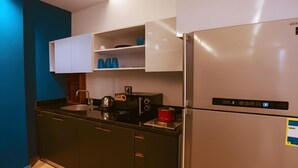 Cafetière/bouilloire, réfrigérateur, micro-ondes, plaque de cuisson
