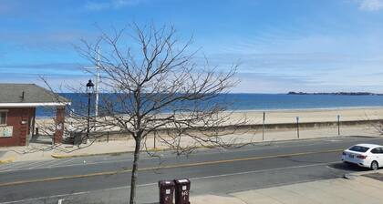 Cozy Room In The House Right Across First Public American Revere Beach And Ocean