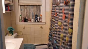 Badkar/dusch, hårtork, handdukar och tvål