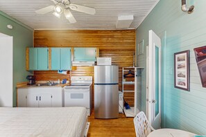 Iron/ironing board, internet, bed sheets