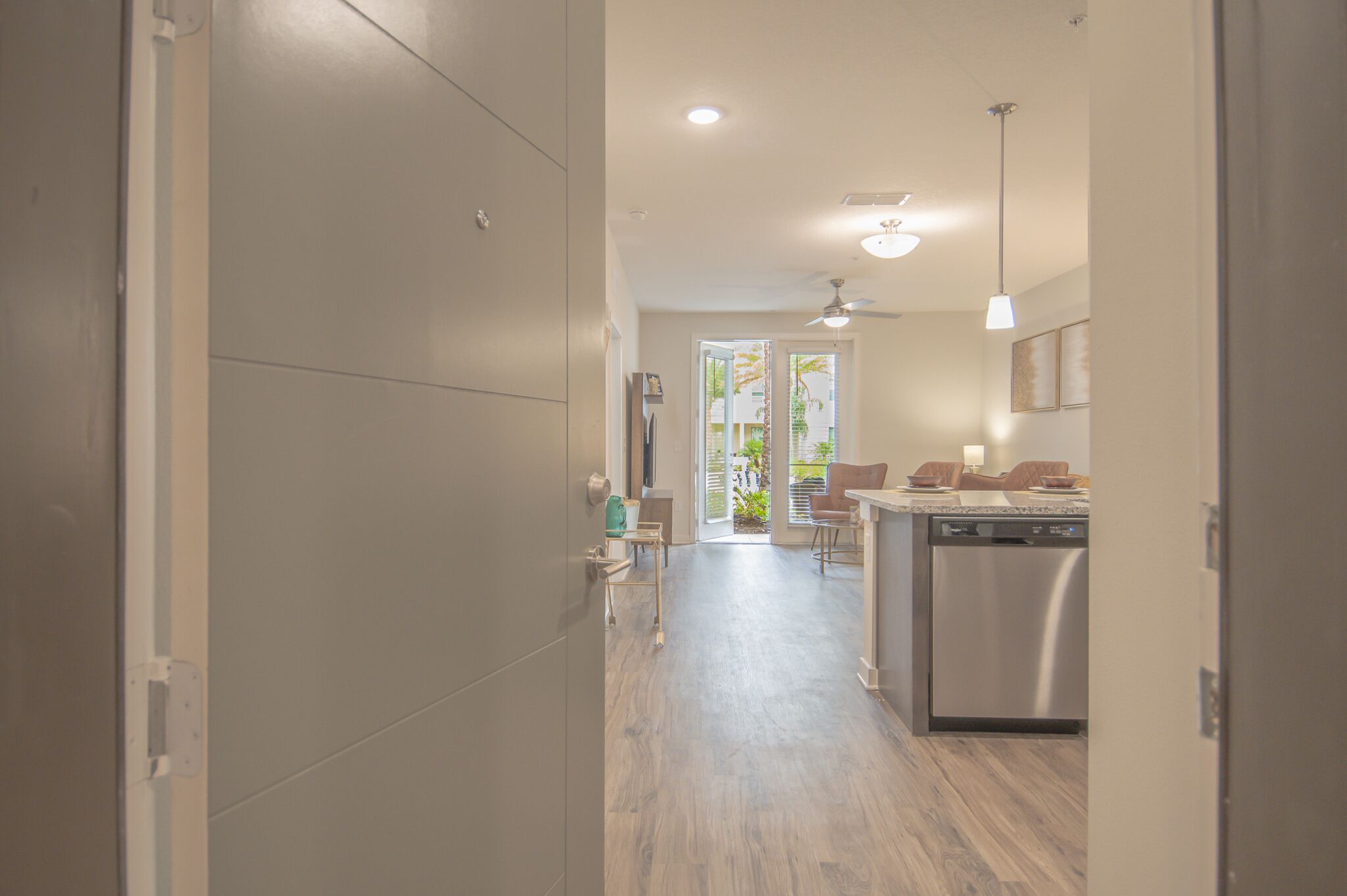 Elegant Mid-Century Modern Apt- Shops+Dining+Beach