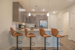 Private kitchen - Elegant Mid-Century Modern Apt- Shops+Dining+Beach (Jacksonville)
