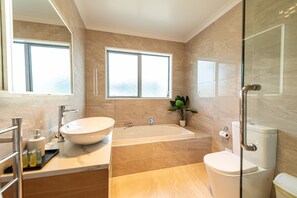 Dusche, Haartrockner, Handtücher