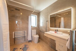 Douche, sèche-cheveux, serviettes fournies