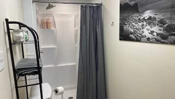 Douche, sĂšche-cheveux, serviettes fournies, savon
