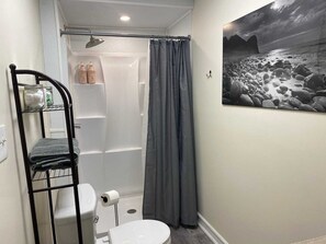 Shower, hair dryer, towels, soap - Cozy Entire 2 Bedroom Home Close to Niagara River (Niagara Falls)