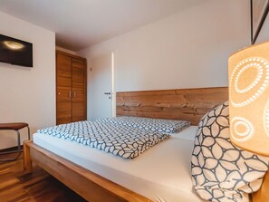 2 bedrooms, iron/ironing board, free WiFi - Nice apartment for 4 guests with WIFI, TV, balcony and pets allowed (Kaprun)