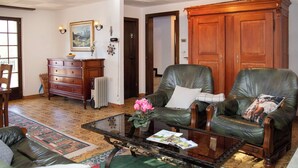 A living room with leather armchairs, a glass coffee table, and patterned rugs. - Wonderful private villa for 8 people with WIFI, terrace, pets allowed and panoramic view (La Tzoumaz)