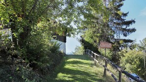A pathway leading to a building with a sign that reads "Café Voss." - Wonderful private villa for 8 people with WIFI, terrace, pets allowed and panoramic view (La Tzoumaz)