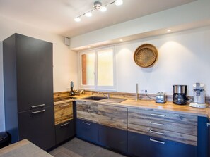 Mikrobølgeovn, ovn, oppvaskmaskin og høy barnestol