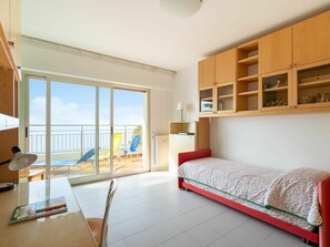2 bedrooms, travel crib, free WiFi