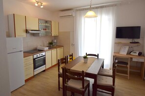 Fridge, oven, coffee/tea maker, toaster - Apartment Lorela on the first floor (Porat)