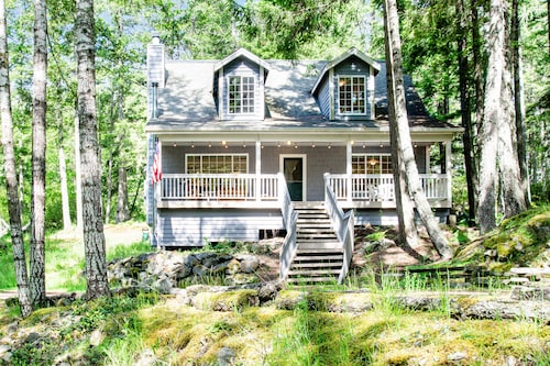 Dreamy Retreat in the Woods W/ Firepit, Fireplace, Free WiFi, Large Deck & More