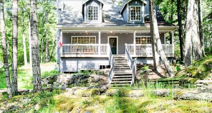 Dreamy Retreat in the Woods W/ Firepit, Fireplace, Free WiFi, Large Deck & More