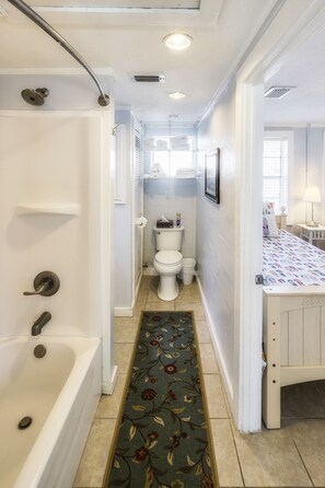 Combined shower/tub, hair dryer, towels, soap - Cottages on Norris Unit B DOWNTOWN PET FRIENDLY (St. Marys)