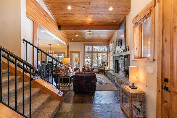 Televisión y chimenea 