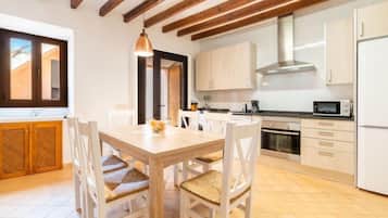 Frigorífico, microondas, horno y lavavajillas