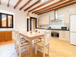 ثلاجة، ميكروويف، فرن، غسالة أطباق