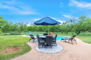 Outdoor dining - Country Cottage By the Pool (Abilene)