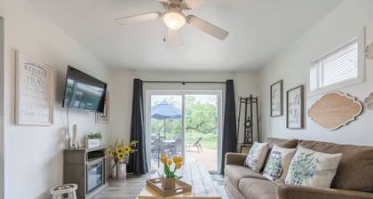 Country Cottage By the Pool-Abilene, Texas, King bed, Kitchen