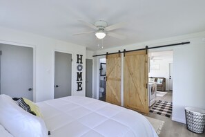 1 habitación, tabla de planchar con plancha, wifi gratis y ropa de cama