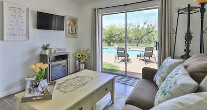 Country Cottage By the Pool-Abilene, Texas, King bed, Kitchen