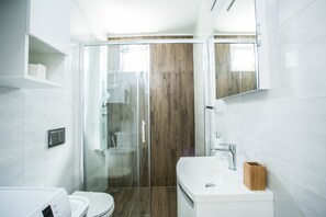 Suihku, ilmaiset hygieniatuotteet, hiustenkuivaaja, pyyhkeet