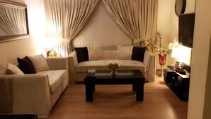 Un salon avec un canapé, une table basse et un meuble pour la télévision.