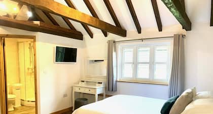 Boutique 3-Bed Cottage in Hellingly