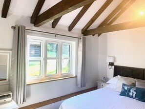 3 bedrooms, WiFi, bed sheets - Flint Cottage - Sleeps 6 - Private woodland (Hellingly)