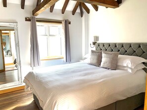 3 bedrooms, WiFi, bed sheets - Flint Cottage - Sleeps 6 - Private woodland (Hellingly)