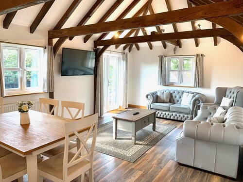 Flint Cottage - Sleeps 6 - Private woodland