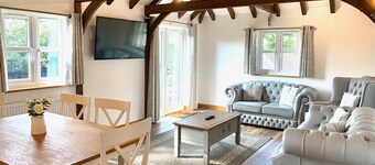 Flint Cottage - Sleeps 6 - Private woodland