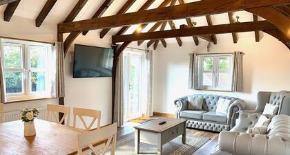 Flint Cottage - Sleeps 6 - Private woodland