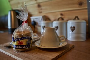 Food and drink - Woodpecker Pod with views (Lampeter)