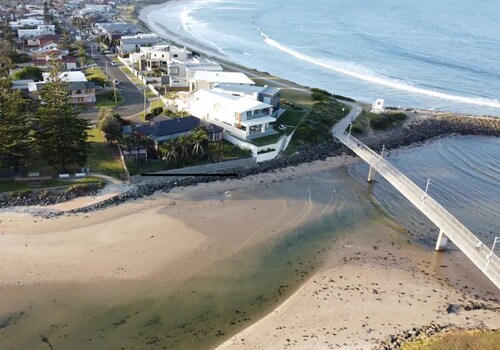 'LITTLE LAKE LODGE' - on Warilla Beach / Little Lake