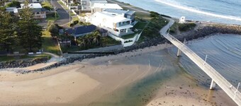 'LITTLE LAKE LODGE' - on Warilla Beach / Little Lake