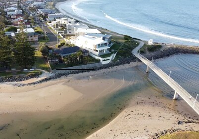 'LITTLE LAKE LODGE' - on Warilla Beach / Little Lake