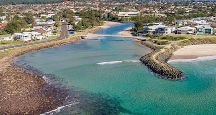 'LITTLE LAKE LODGE' - on Warilla Beach / Little Lake