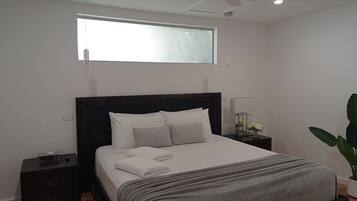 2 chambres, coffres-forts dans les chambres, bureau