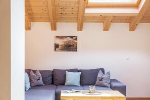 TV - Charming Apartment "Ferienhaus Huber" with Mountain View (Grainau)