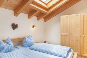 2 bedrooms, free WiFi, bed sheets - Charming Apartment "Ferienhaus Huber" with Mountain View (Grainau)