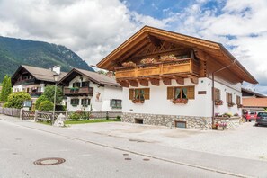 Exterior - Charming Apartment "Ferienhaus Huber" with Mountain View (Grainau)