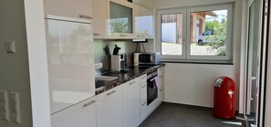 Jääkaappi, mikroaaltouuni, uuni, liesi