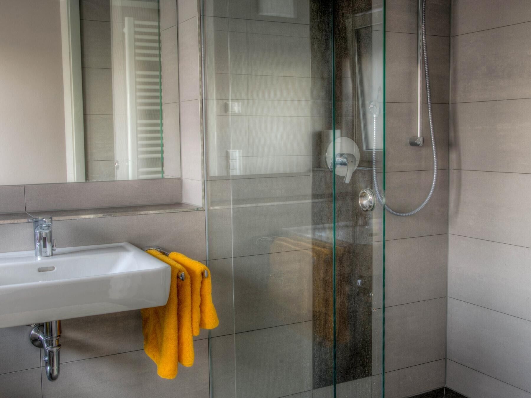 Een douche, een haardroger, handdoeken