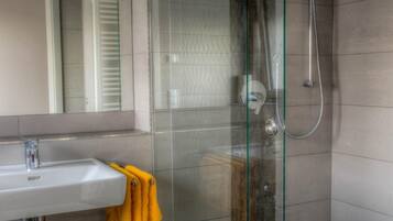 Een douche, een haardroger, handdoeken