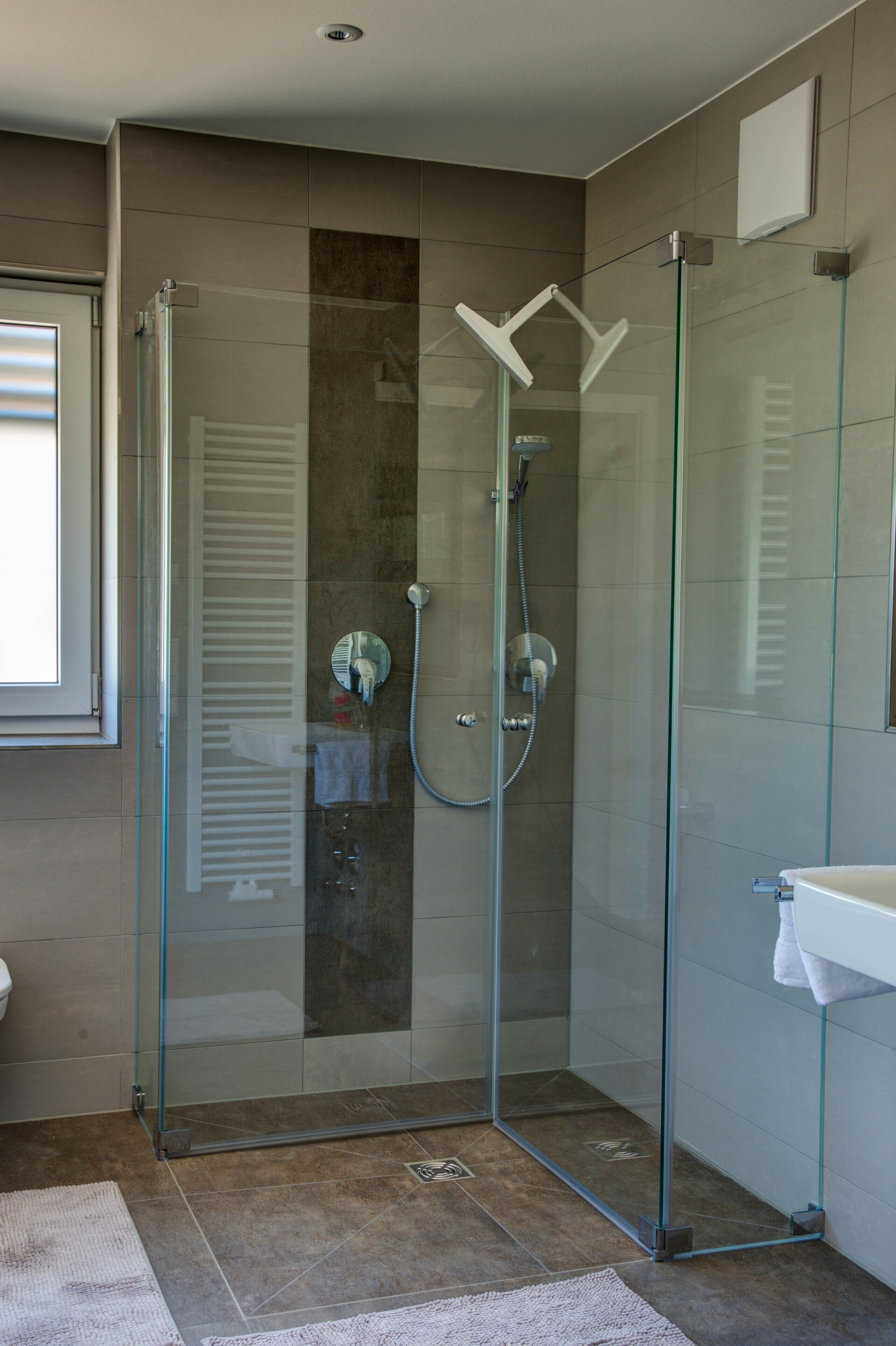 Douche, articles de toilette gratuits, sèche-cheveux