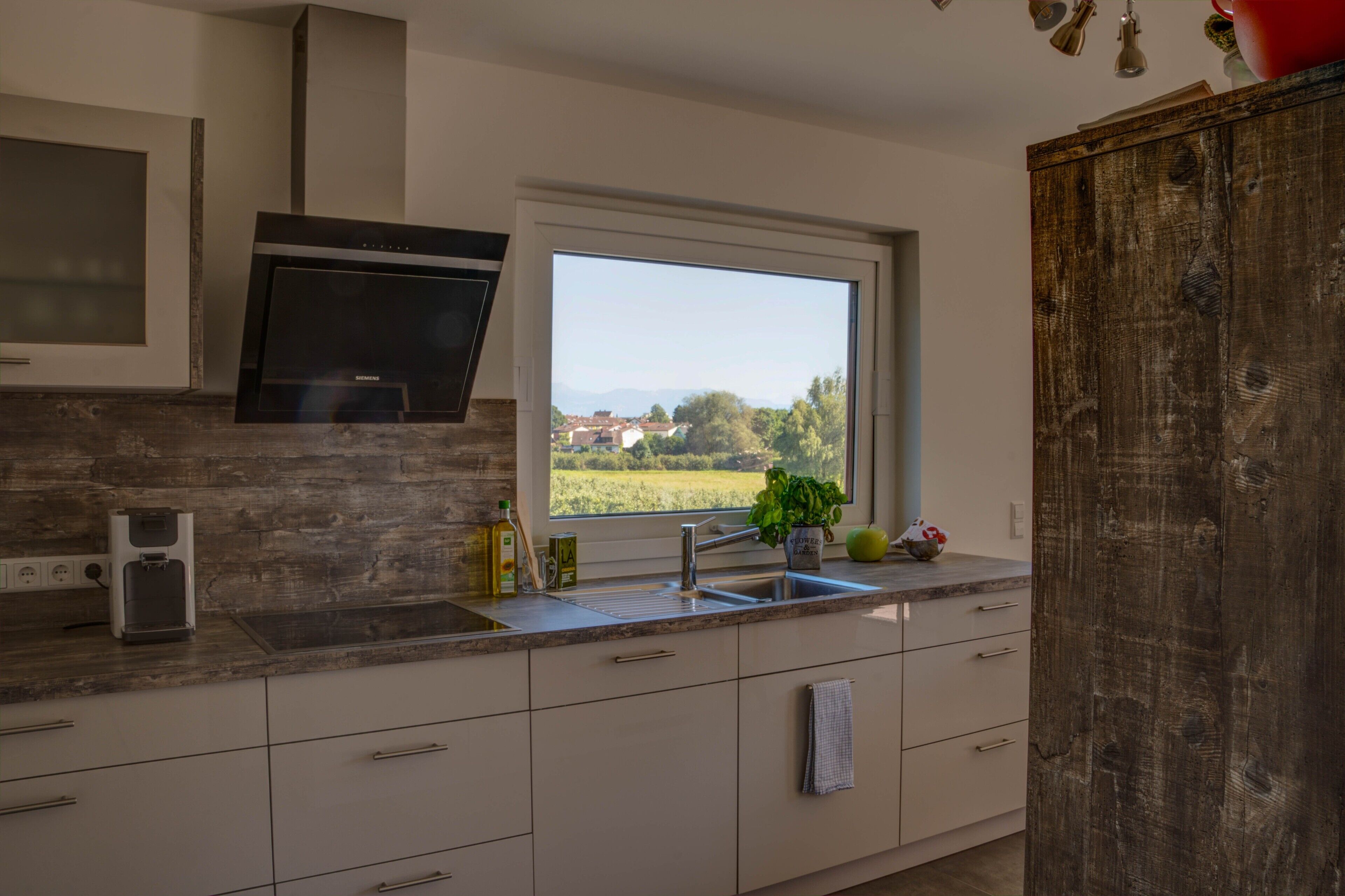 冷蔵庫、電子レンジ、オーブン、コンロ